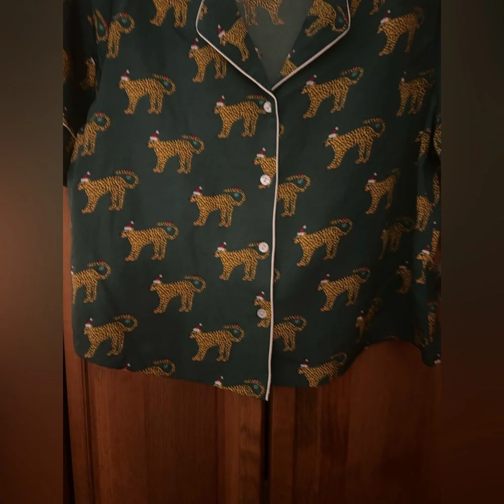 Bouffants & Broker Hearts Women’s Sz M Green Cheetah Patterned Pajama Set - NWOT